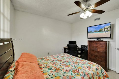 Copropriété à vendre à Pembroke Pines, Floride: 2 chambres, 94.85 m2 № 1074127 - photo 21