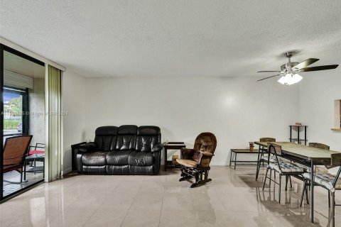 Copropriété à vendre à Pembroke Pines, Floride: 2 chambres, 94.85 m2 № 1074127 - photo 14