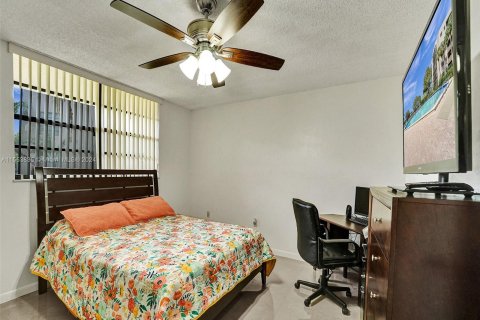 Condo in Pembroke Pines, Florida, 2 bedrooms  № 1074127 - photo 20
