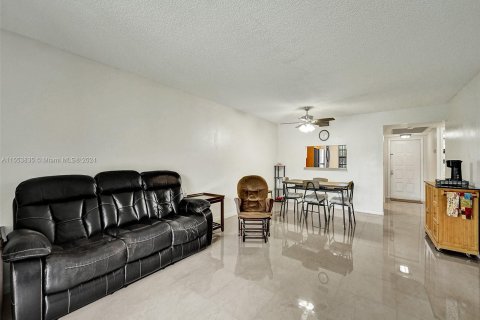 Copropriété à vendre à Pembroke Pines, Floride: 2 chambres, 94.85 m2 № 1074127 - photo 15