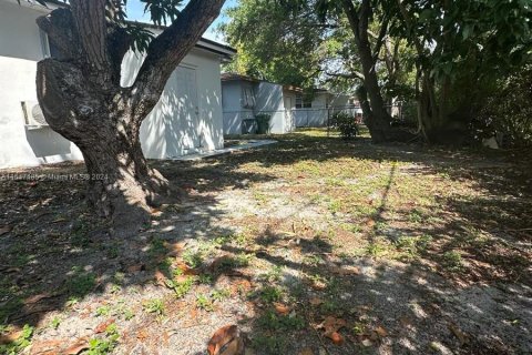 Commercial property in Miami, Florida 140.56 sq.m. № 1056692 - photo 23