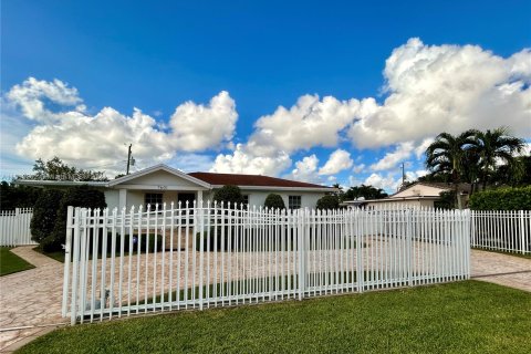 Villa ou maison à vendre à Miami, Floride: 3 chambres, 153.94 m2 № 1360550 - photo 3