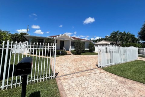 Villa ou maison à vendre à Miami, Floride: 3 chambres, 153.94 m2 № 1360550 - photo 2