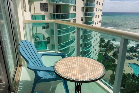 Condo in Hollywood, Florida, 1 bedroom  № 1282253 - photo 1