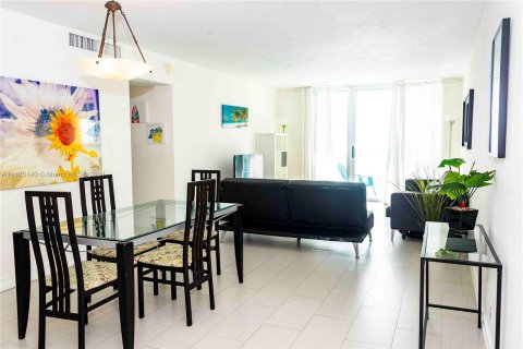 Condominio en venta en Hollywood, Florida, 1 dormitorio, 81.2 m2 № 1282253 - foto 2