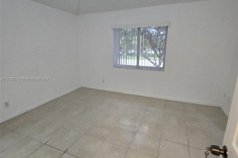 Condo in Pembroke Pines, Florida, 3 bedrooms  № 1209784 - photo 12