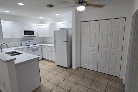 Condo in Pembroke Pines, Florida, 3 bedrooms  № 1209784 - photo 5