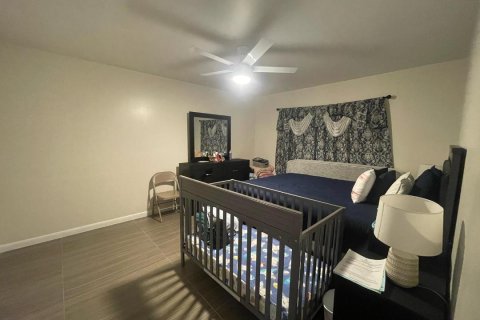 Condo in Lauderdale Lakes, Florida, 1 bedroom  № 1027107 - photo 5