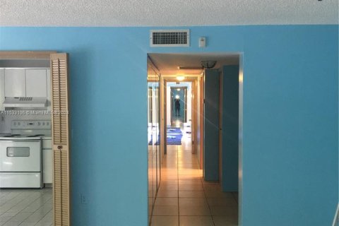 Condo in Miami, Florida, 2 bedrooms  № 1019651 - photo 1
