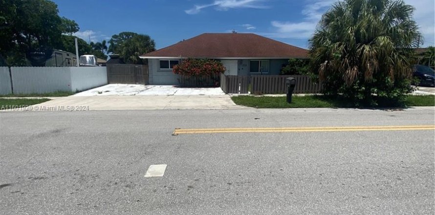 House in Lake Worth, Florida 5 bedrooms, 233.28 sq.m. № 1240814