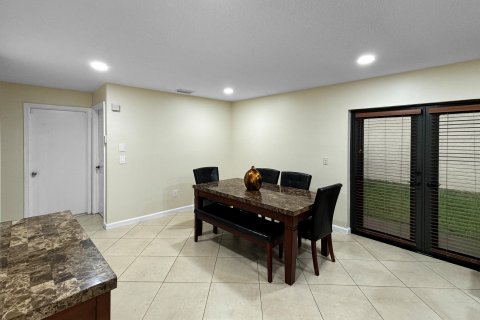 Villa ou maison à vendre à Pembroke Pines, Floride: 4 chambres, 216.65 m2 № 1228810 - photo 14