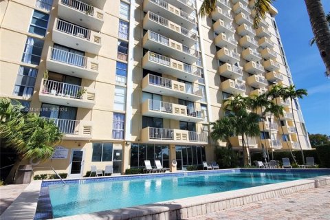 Condominio en venta en North Miami, Florida, 2 dormitorios, 83.98 m2 № 1040400 - foto 3