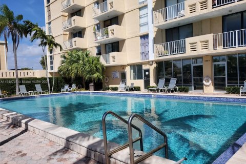 Condominio en venta en North Miami, Florida, 2 dormitorios, 83.98 m2 № 1040400 - foto 2