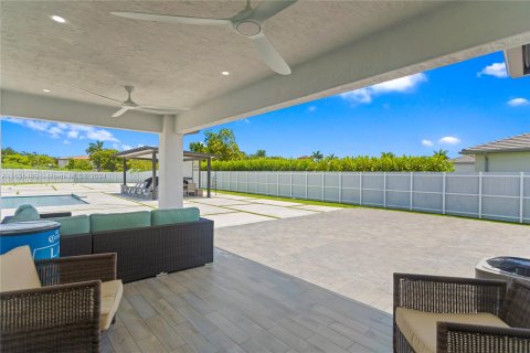 Casa en venta en Miami, Florida, 5 dormitorios, 314.01 m2 № 1305114 - foto 10