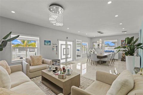 Casa en venta en Miami, Florida, 5 dormitorios, 314.01 m2 № 1305114 - foto 19