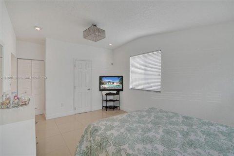 House in North Miami, Florida 4 bedrooms, 188.41 sq.m. № 1370358 - photo 24