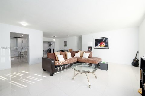 Villa ou maison à vendre à North Miami Beach, Floride: 4 chambres, 191.1 m2 № 1037313 - photo 2