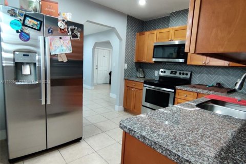 House in Miami, Florida 3 bedrooms, 120.77 sq.m. № 1347890 - photo 6