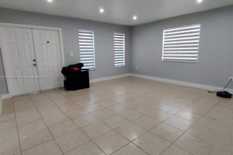 Villa ou maison à louer à Miami, Floride: 3 chambres, 120.77 m2 № 1347890 - photo 3