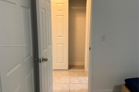 Condo in Hallandale Beach, Florida, 1 bedroom  № 1347816 - photo 16