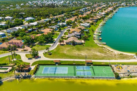 House in Fort Myers, Florida 6 bedrooms, 350.61 sq.m. № 1080500 - photo 1