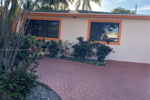 House in North Miami, Florida 3 bedrooms, 129.6 sq.m. № 1035176 - photo 11