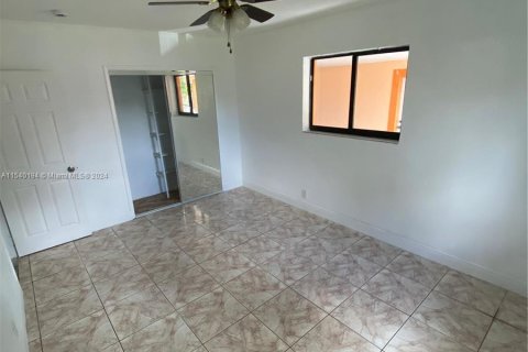 House in North Miami, Florida 3 bedrooms, 129.6 sq.m. № 1035176 - photo 9