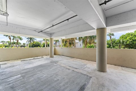 Condo in Hutchinson Island South, Florida, 2 bedrooms  № 1398057 - photo 23