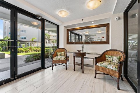 Condo in Hutchinson Island South, Florida, 2 bedrooms  № 1398057 - photo 24