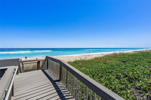 Condo in Hutchinson Island South, Florida, 2 bedrooms  № 1398057 - photo 30