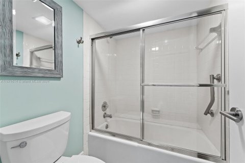 Condo in Hutchinson Island South, Florida, 2 bedrooms  № 1398057 - photo 17