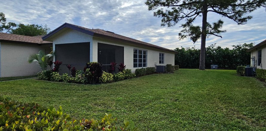 House in Delray Beach, Florida 2 bedrooms, 110.18 sq.m. № 1018277