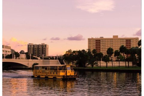 Condo in Tampa, Florida, 1 bedroom  № 1371272 - photo 25