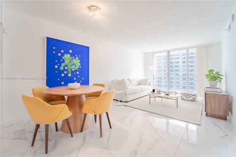 Condominio en venta en Miami, Florida, 1 dormitorio, 76.64 m2 № 1403015 - foto 1