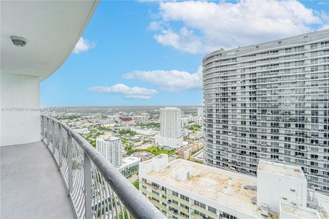 Condo in Miami, Florida, 1 bedroom  № 1403015 - photo 13