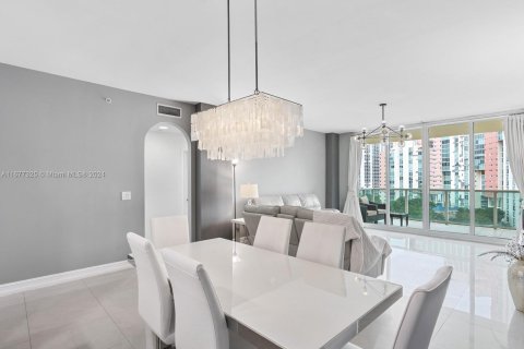 Condo in Aventura, Florida, 2 bedrooms  № 1402933 - photo 13