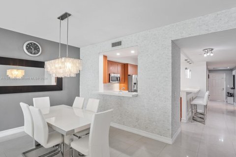 Condo in Aventura, Florida, 2 bedrooms  № 1402933 - photo 11