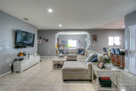 House in Miami, Florida 5 bedrooms, 184.04 sq.m. № 1402590 - photo 6