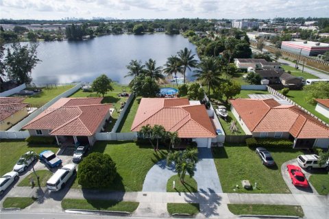 Casa en venta en Miami, Florida, 5 dormitorios, 184.04 m2 № 1402590 - foto 1