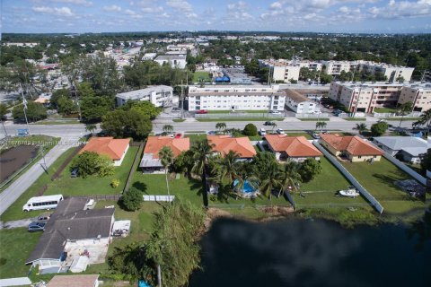 Casa en venta en Miami, Florida, 5 dormitorios, 184.04 m2 № 1402590 - foto 19