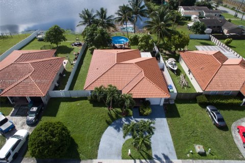 Casa en venta en Miami, Florida, 5 dormitorios, 184.04 m2 № 1402590 - foto 22