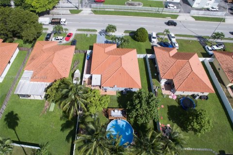 Casa en venta en Miami, Florida, 5 dormitorios, 184.04 m2 № 1402590 - foto 21