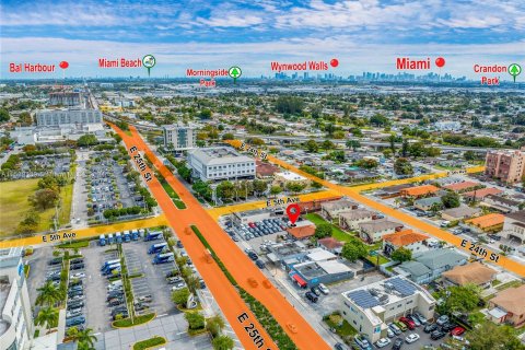 Commercial property in Hialeah, Florida № 1029234 - photo 1