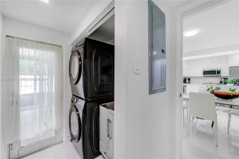 Casa en venta en Miami, Florida, 4 dormitorios, 122.26 m2 № 1409072 - foto 9