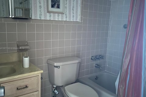 Condo in Miami Gardens, Florida, 1 bedroom  № 1391654 - photo 4