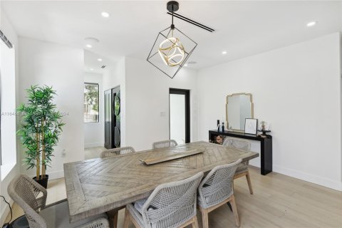 Casa en venta en Miami, Florida, 5 dormitorios, 172.52 m2 № 1331868 - foto 8