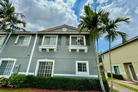 Touwnhouse à vendre à Tamarac, Floride: 3 chambres, 138.05 m2 № 1210557 - photo 1