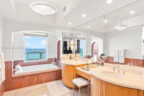 Condo in Sunny Isles Beach, Florida, 4 bedrooms  № 1049377 - photo 14