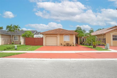 House in Miami, Florida 4 bedrooms, 137.22 sq.m. № 1383617 - photo 1