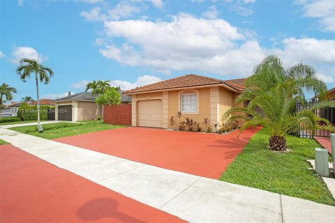 House in Miami, Florida 4 bedrooms, 137.22 sq.m. № 1383617 - photo 2